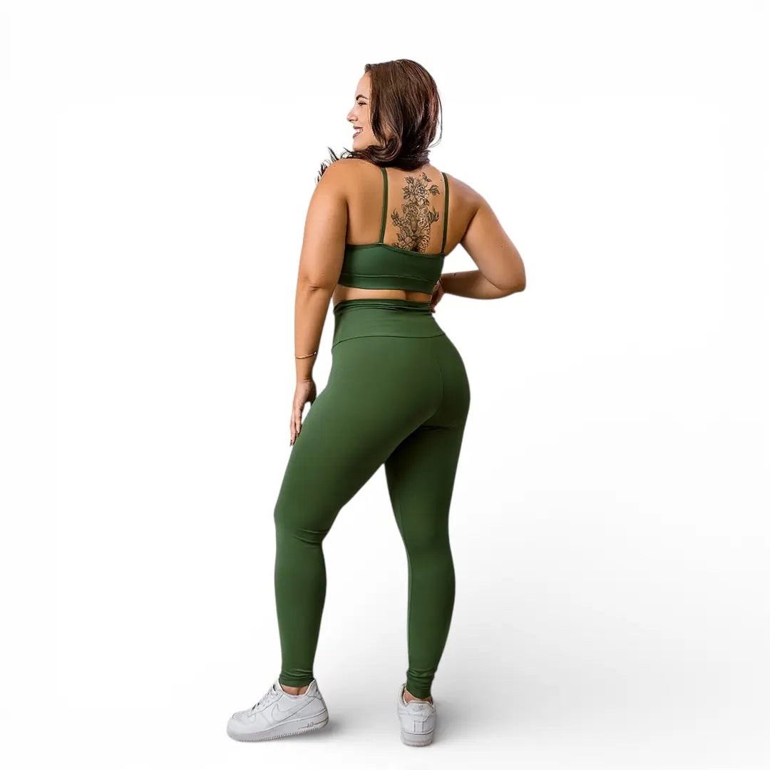 Conjunto Essential Verde Militar